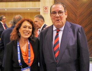 Almudena Cencerrado junto a Juan Molas, presidente de la Mesa del Turismo, en una imagen de archivo.