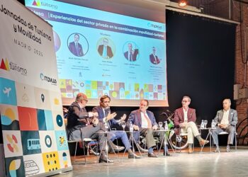 La 1ª Jornada de Turismo y Movilidad reúne a un centenar de profesionales para reflexionar sobre un futuro más inteligente y sostenible